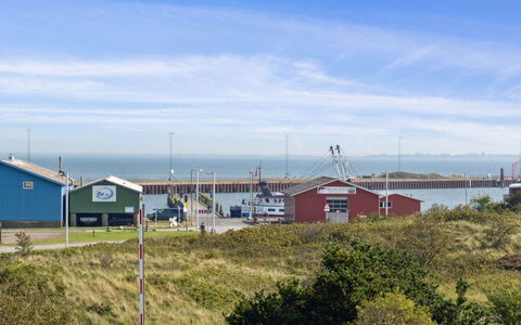Kimi - 100M from the Sea: Gebäude, Haus, Fenster, Zuhause, Dach, Wohngebiet, Strauch, Hütte, Grundstueck