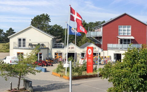 Kimi - 100M from the Sea: Gebäude, Haus, Fenster, Zuhause, Dach, Wohngebiet, Strauch, Hütte, Grundstueck