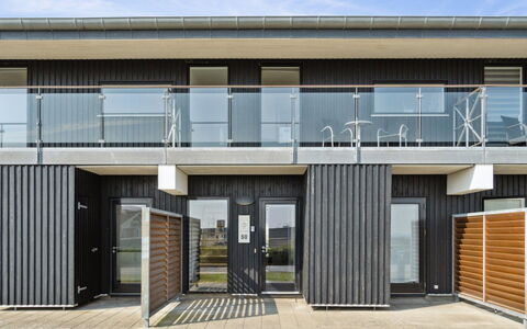 Kimi - 100M from the Sea: Gebäude, Haus, Fenster, Zuhause, Dach, Wohngebiet, Strauch, Hütte, Grundstueck