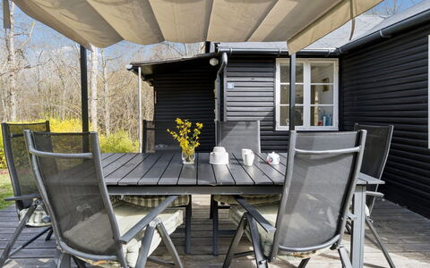 Lucie - 50M from the Sea: Gebäude, Haus, Fenster, Zuhause, Dach, Wohngebiet, Strauch, Hütte, Grundstueck