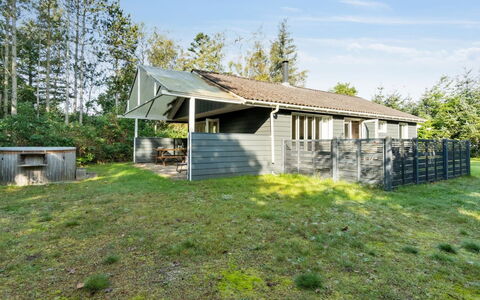 Arwin - 200M from the Sea: Dach, Haus, Grundstueck, Zuhause, Hütte, Estate, Gartenbauten, Schatten, Blockhaus, Landscaping