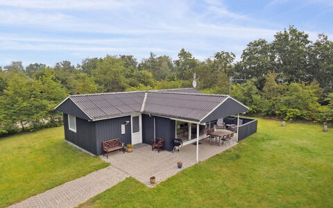 Sunaj: Dach, Zuhause, Tür, Hütte, Schatten, Abstellgleis, Garten, Estate, Hinterhof