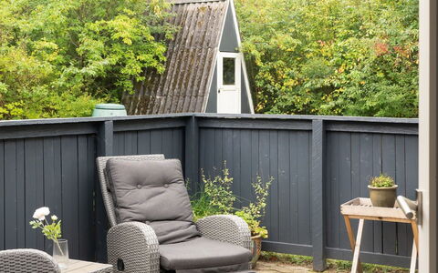 Sunaj: Dach, Zuhause, Tür, Hütte, Schatten, Abstellgleis, Garten, Estate, Hinterhof