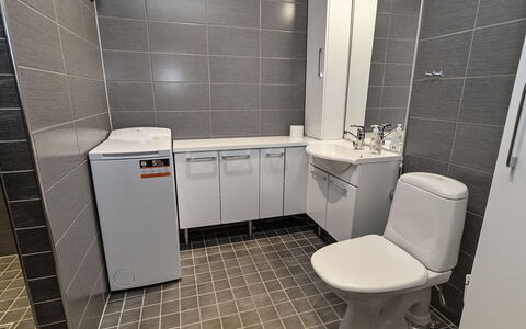 Agenttimajat 2: Flooring, Fussboden, Armatur, Interior Design, Sinken, Toilette, Fliese, Badezimmer, Installation, Toilleten Sitz