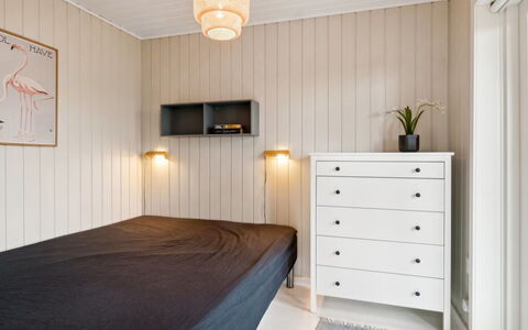Leif - 400M from the Sea: Schlafzimmer, Bett, Interior Design, Holz, Möbel, Flooring, Fussboden, Bedding, Bettdecke, Decke
