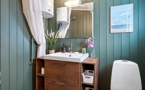 Leif - 400M from the Sea: Bad Sink, Badezimmer, Armatur, Badezimmerschrank, Holz, Interior Design, Flooring, Sinken, Fussboden, Zapfhahn