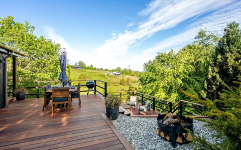 Leif - 400M from the Sea: Holz, Holzboden, Garten, Deck, Hartholz, Eco Hotel, Landscaping, Planke, Blumentopf, Hinterhof