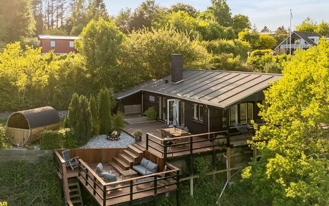 Leif - 400M from the Sea: Holz, Strauch, Zuhause, Hütte, Veranda, Hartholz, Garten, Treppe, Planke, Deck
