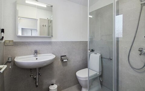 Nalin - 500M from the Sea: Wand, Flooring, Interior Design, Badezimmer, Armatur, Fussboden, Sinken, Bad Sink, Decke, Toilette