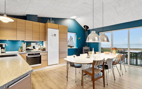 Berta - 70M to the Fjord: Decke, Flooring, Interior Design, Fussboden, Verbundwerkstoff, Möbel, Resort, Hotel, Design, Daylighting