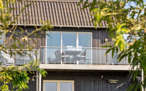 Berta - 70M to the Fjord: Decke, Flooring, Interior Design, Fussboden, Verbundwerkstoff, Möbel, Resort, Hotel, Design, Daylighting