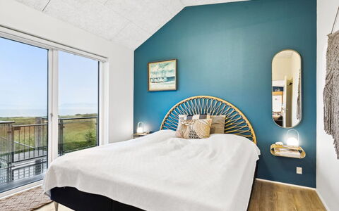 Berta - 70M to the Fjord: Schlafzimmer, Bett, Flooring, Fussboden, Bedding, Interior Design, Holz, Möbel, Bettdecke, Linens