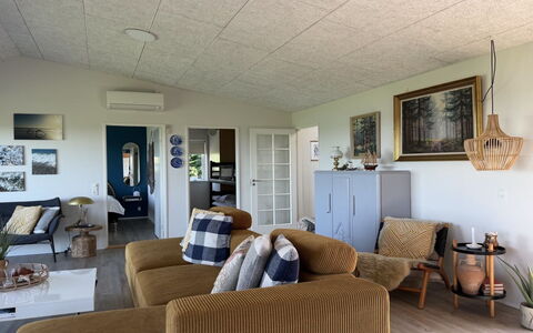 Berta - 70M to the Fjord: Möbel, Interior Design, Decke, Flooring, Holz, Couch, Fussboden, Wohnzimmer, Zimmer, Deckenventilator