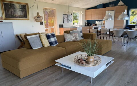 Berta - 70M to the Fjord: Möbel, Interior Design, Couch, Flooring, Fussboden, Holz, Wohnzimmer, Holzboden, Tabelle, Stuhl