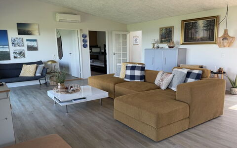 Berta - 70M to the Fjord: Möbel, Couch, Interior Design, Flooring, Fussboden, Wohnzimmer, Holz, Wohnung, Zimmer