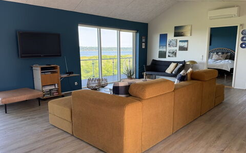 Berta - 70M to the Fjord: Decke, Flooring, Interior Design, Fussboden, Verbundwerkstoff, Möbel, Resort, Hotel, Design, Daylighting