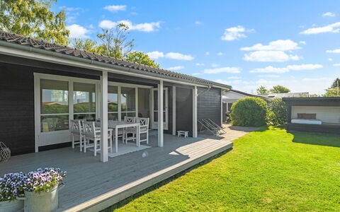 Iven - 140M from the Sea: Möbel, Interior Design, Flooring, Holz, Fussboden, Decke, Holzboden, Stuhl, Tabelle, Beleuchtung