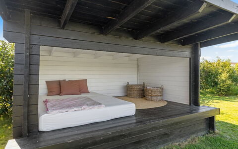 Iven - 140M from the Sea: Möbel, Interior Design, Flooring, Holz, Fussboden, Decke, Holzboden, Stuhl, Tabelle, Beleuchtung