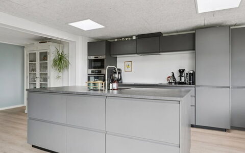 Byrial - 600M from the Sea: Küche, Flooring, Cabinetry, Countertop, Interior Design, Küchengerät, Decke, Fussboden, Major Appliance, Möbel