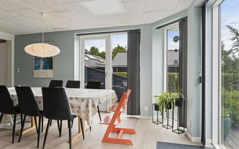 Byrial - 600M from the Sea: Möbel, Interior Design, Holz, Decke, Flooring, Fussboden, Tabelle, Stuhl, Light Fixture, Küche & Esszimmer Tisch