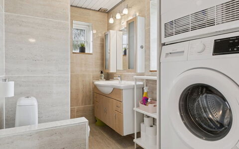 Byrial - 600M from the Sea: Flooring, Interior Design, Fussboden, Holz, Waschmaschine, Badezimmerschrank, Decke, Armatur, Sinken, Major Appliance