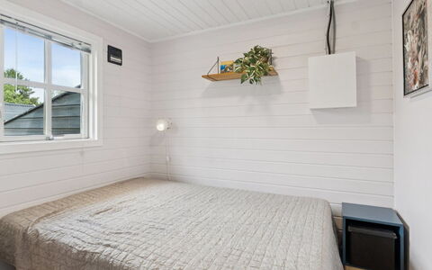 Byrial - 600M from the Sea: Holz, Flooring, Decke, Fussboden, Interior Design, Schlafzimmer, Beleuchtung, Möbel, Bett, Zimmer