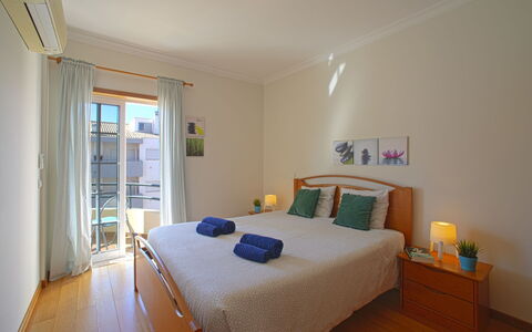 Sunny Beach Diamond: Möbel, Eigentum, Komfort, Fenster, Azurblau, Gebäude, Holz, Schatten, Interior Design