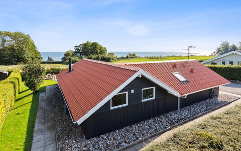 Algut - 75M from the Sea: Dach, Haus, Grundstueck, Zuhause, Hütte, Estate, Gartenbauten, Schatten, Blockhaus, Landscaping