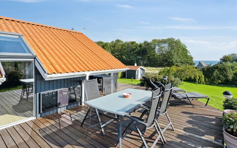 Algut - 75M from the Sea: Dach, Haus, Grundstueck, Zuhause, Hütte, Estate, Gartenbauten, Schatten, Blockhaus, Landscaping