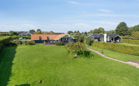 Algut - 75M from the Sea: Dach, Haus, Grundstueck, Zuhause, Hütte, Estate, Gartenbauten, Schatten, Blockhaus, Landscaping