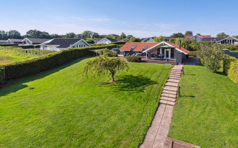 Algut - 75M from the Sea: Dach, Haus, Grundstueck, Zuhause, Hütte, Estate, Gartenbauten, Schatten, Blockhaus, Landscaping