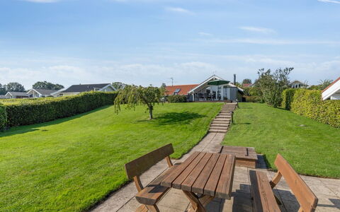 Algut - 75M from the Sea: Dach, Haus, Grundstueck, Zuhause, Hütte, Estate, Gartenbauten, Schatten, Blockhaus, Landscaping