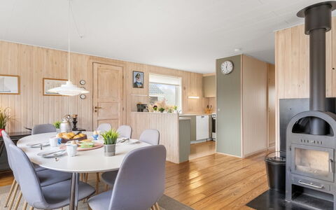 Eloise - 400M from the Sea: Interior Design, Möbel, Flooring, Holz, Fussboden, Decke, Zimmer, Küche & Esszimmer Tisch, Beleuchtung, Wohnzimmer