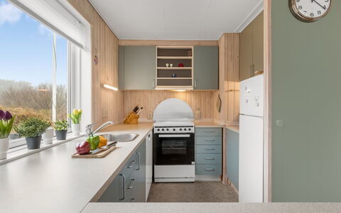 Eloise - 400M from the Sea: Küche, Küchengerät, Countertop, Interior Design, Flooring, Möbel, Major Appliance, Holz, Cabinetry, Decke