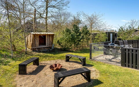 Rekke - 300M to the Fjord: Holz, Grundstueck, Garten, Hinterhof, Garten, Gartenbauten, Rasen, Outdoor Struktur, Zaun, Landscaping
