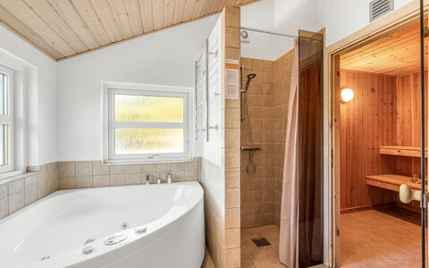 Rekke - 300M to the Fjord: Flooring, Interior Design, Fussboden, Armatur, Decke, Holz, Badezimmer, Badewanne, Installation, Beleuchtung