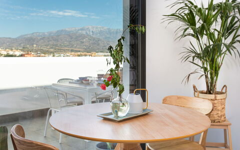 Maroma: Tabelle, Möbel, Pflanze, Eigentum, Stuhl, Blumentopf, Himmel, Wasser, Blume, Interior Design