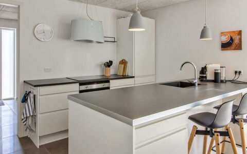 Razmo - 2.5Km from the Sea: Decke, Flooring, Interior Design, Fussboden, Verbundwerkstoff, Möbel, Resort, Hotel, Design, Daylighting