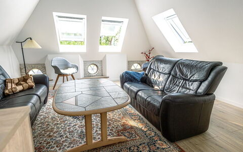 Arnora - 48Km from the Sea: Möbel, Interior Design, Flooring, Holz, Fussboden, Decke, Holzboden, Stuhl, Tabelle, Beleuchtung