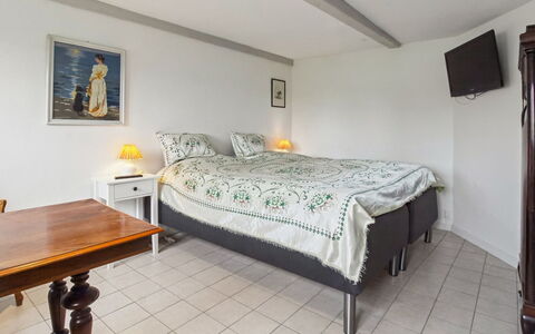 Arnora - 48Km from the Sea: Bett, Schlafzimmer, Möbel, Bettdecke, Interior Design, Fussboden, Bedding, Decke, Zimmer, Bettrahmen