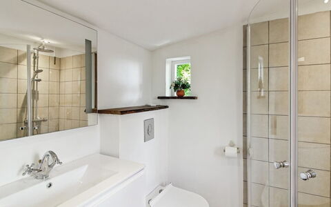 Arnora - 48Km from the Sea: Badezimmer, Armatur, Interior Design, Flooring, Bad Sink, Sinken, Zapfhahn, Fussboden, Toilette, Badewanne