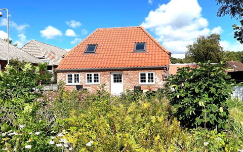 Arnora - 48Km from the Sea: Möbel, Interior Design, Flooring, Holz, Fussboden, Decke, Holzboden, Stuhl, Tabelle, Beleuchtung