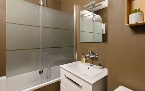Davos 280: Badezimmer, Armatur, Wand, Flooring, Interior Design, Badezimmerschrank, Cabinetry, Fussboden, Bad Sink, Spiegel
