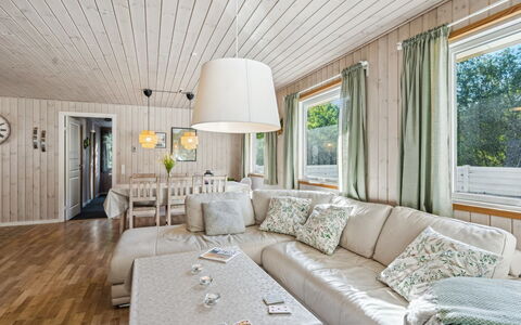 Viljo - 30Km from the Sea: Holz, Interior Design, Decke, Möbel, Zuhause, Flooring, Couch, Fussboden, Wohnzimmer, Zimmer