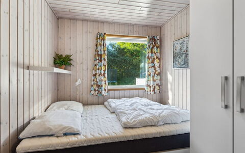 Viljo - 30Km from the Sea: Holz, Interior Design, Möbel, Schlafzimmer, Flooring, Bett, Fussboden, Decke, Zuhause, Zimmer