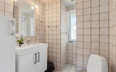 Viljo - 30Km from the Sea: Wand, Flooring, Armatur, Badezimmer, Fussboden, Interior Design, Toilette, Toilleten Sitz, Installation, Fliese