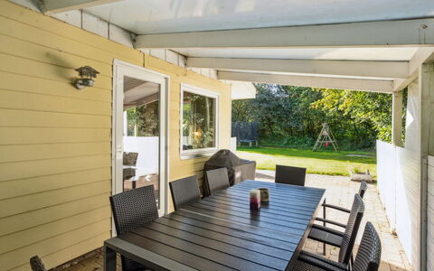 Viljo - 30Km from the Sea: Holz, Möbel, Veranda, Decke, Interior Design, Tür, Fussboden, Flooring, Zuhause, Schatten