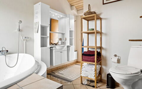 Iivari - 70M from the Sea: Armatur, Interior Design, Flooring, Fussboden, Sinken, Badezimmer, Möbel, Installation, Zapfhahn, Toilette