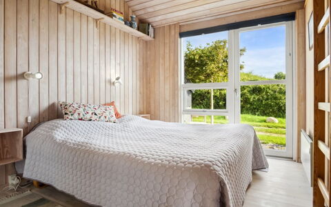 Iivari - 70M from the Sea: Holz, Interior Design, Flooring, Schlafzimmer, Möbel, Fussboden, Bett, Decke, Zimmer, Zuhause