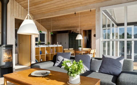 Iivari - 70M from the Sea: Möbel, Holz, Interior Design, Flooring, Zuhause, Decke, Couch, Fussboden, Stuhl, Wohnzimmer